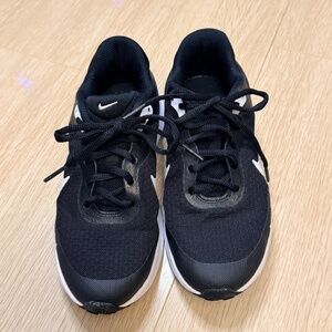 NIKE REVOLUTION 7 GS LIGHTWEIGHT BLACK WHITE FB7689-003